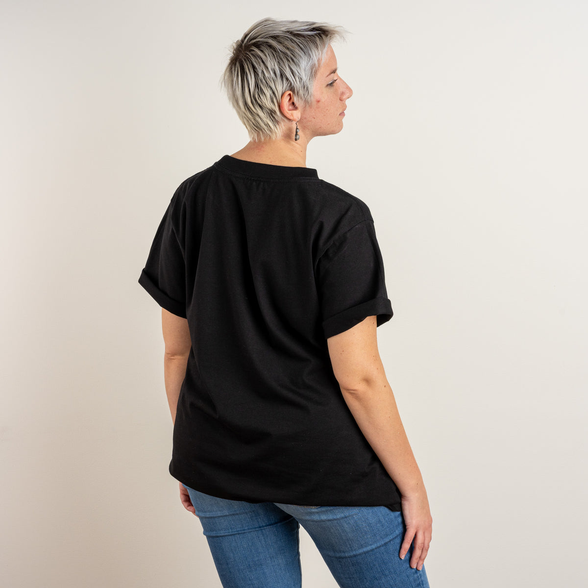 Three-quarter rear view of Gordina's relaxed Black La Bailarina women's T-shirt.