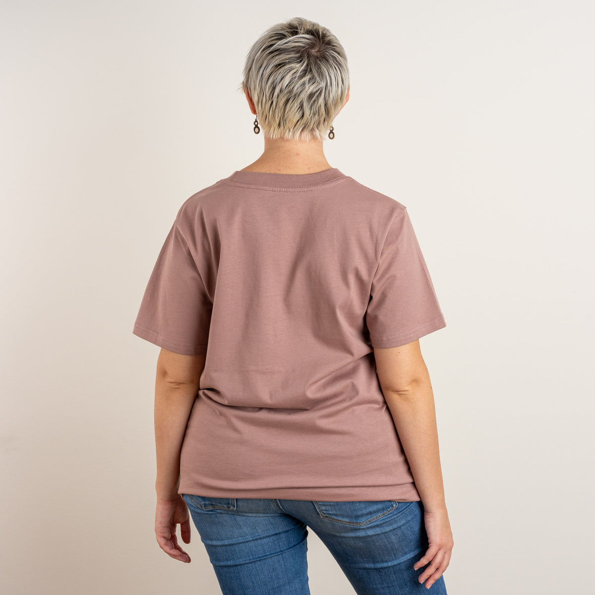 Back view of a woman wearing the Terracotta La Bailarina T-shirt; the back is plain without embroidery.