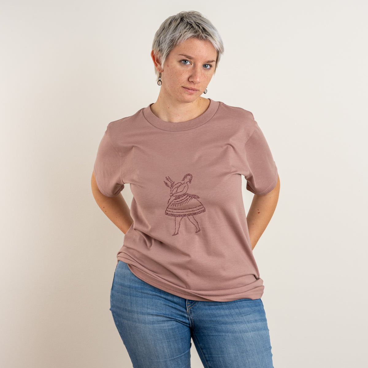 Front view of a woman wearing the Terracotta La Bailarina embroidered cotton T-shirt by Gordina.