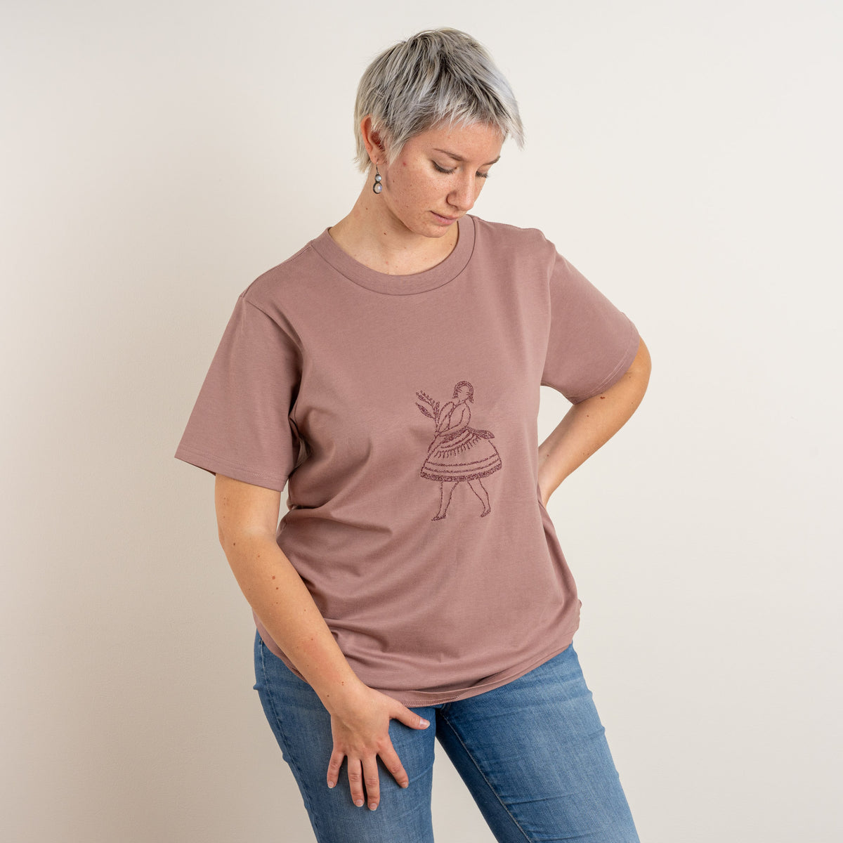 Front view highlighting the dancing-figure embroidery on the Terracotta women’s T-shirt, embroidered in Gordina’s Netherlands studio.