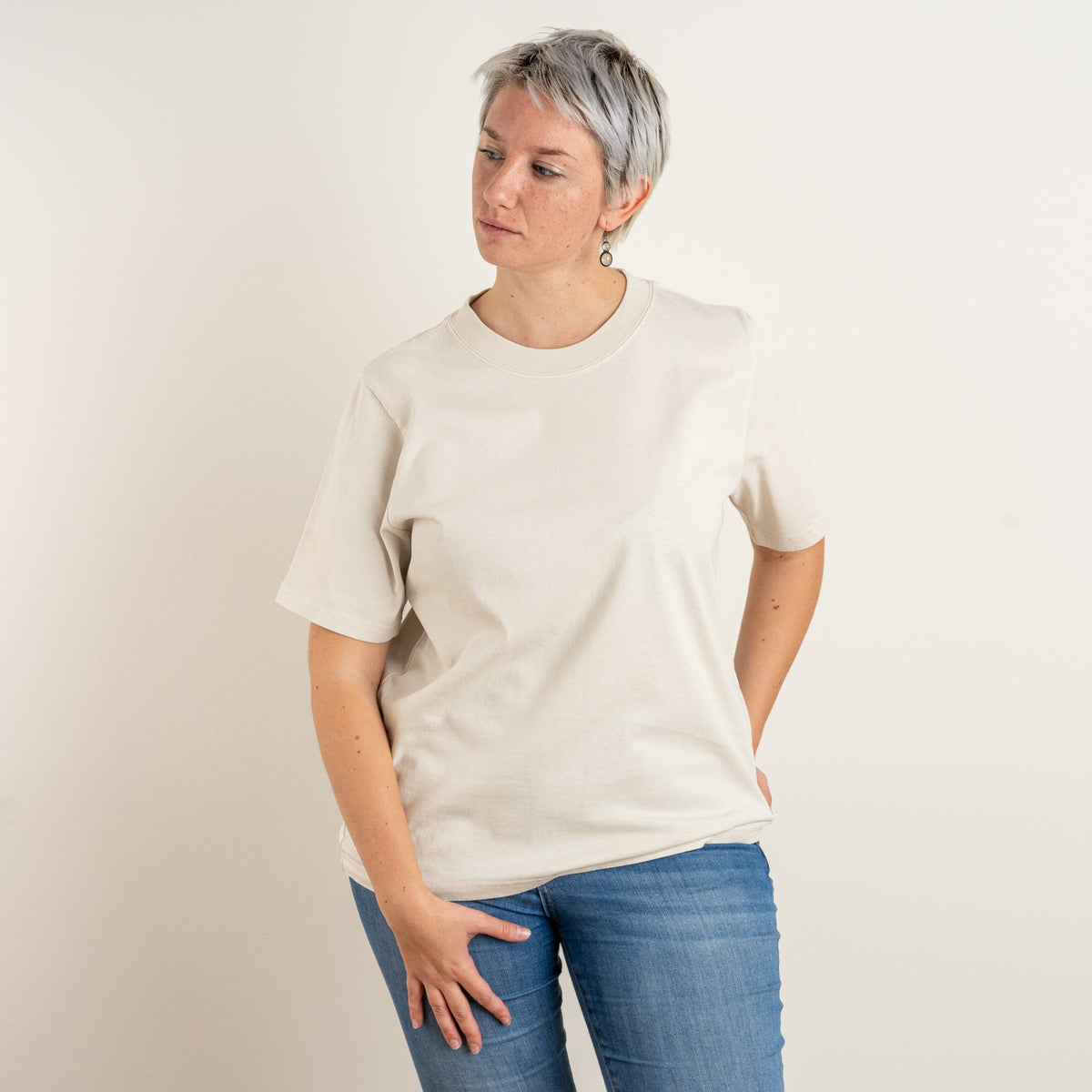 Three-quarter front view of The Ward Faded Bone women's cotton T-shirt by Gordina, photographed in the Netherlands.
