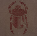 Afbeelding laden in Galerijviewer, Close-up of burgundy scarab embroidery on the Gordina grey heavyweight cotton T-shirt.
